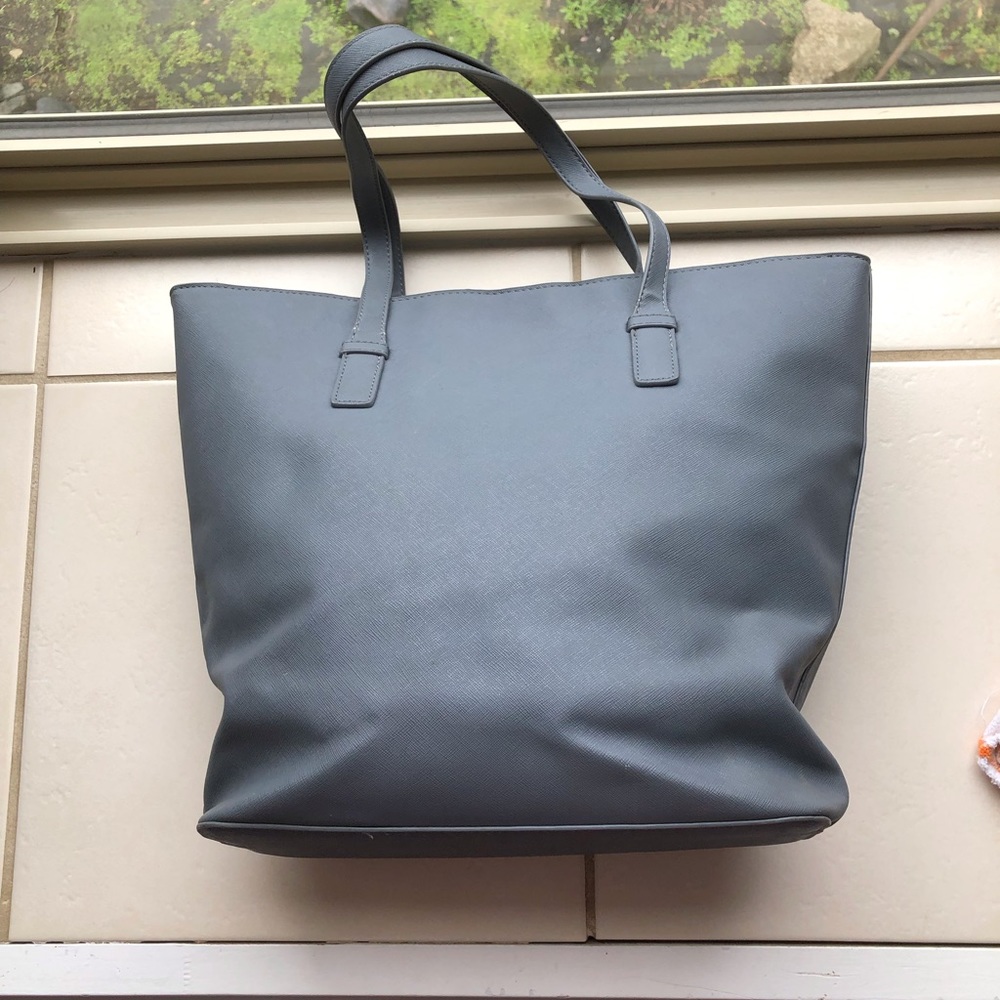 Gray tote bag
